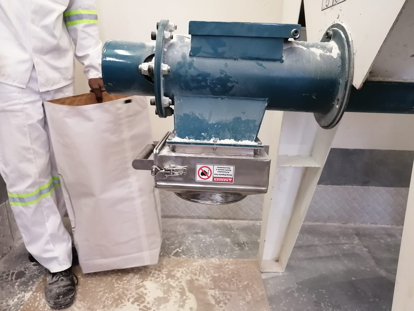 Grid magnet on a screw conveyor outlet 