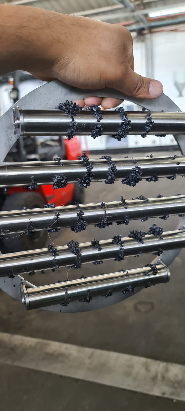 Hopper grid magnet for plastic injection molding 