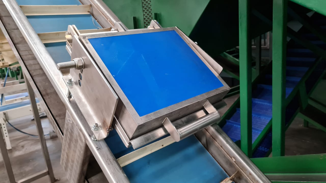 Pivot type plate magnet 