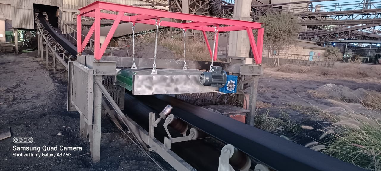 Self-cleaning over belt magnet with suspension frame 